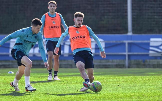 Zubeldia presiona a Navarro en presencia de Guevara, esta semana durante un entrenamiento.