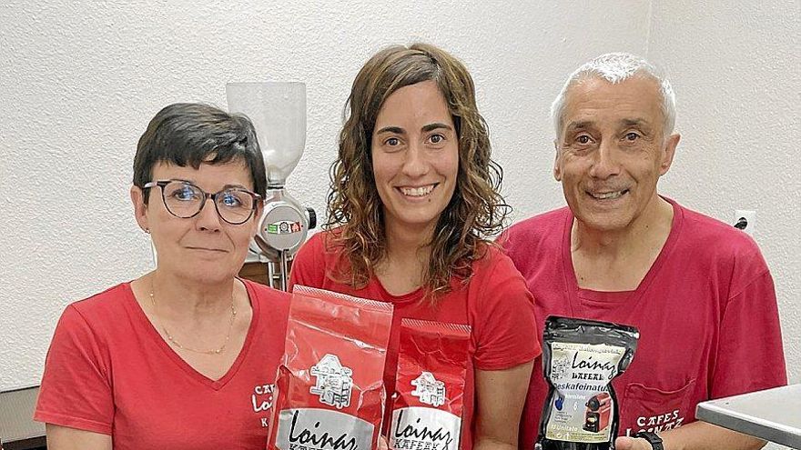 Guillermo con su hija, Maite, y su cuñada, Mertxe, en su despacho de café de Beasain. Foto: J. Azpeitia