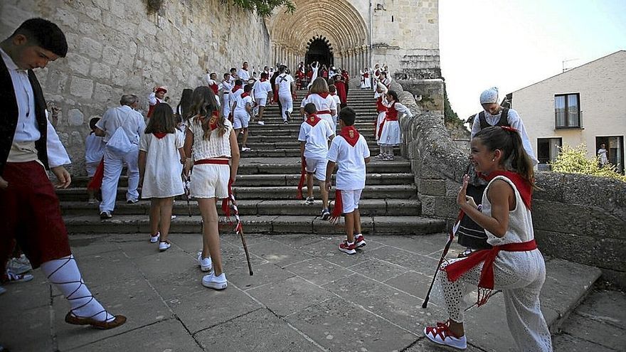 La Corporación infantil llegando hasta el templo de San Pedro de la Rúa.