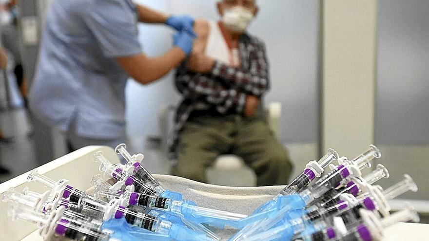 Más de 16.600 vascos, en su mayoría, menores de 60 años, se vacunaron la semana pasada. | FOTO: J.M. MARTÍNEZ