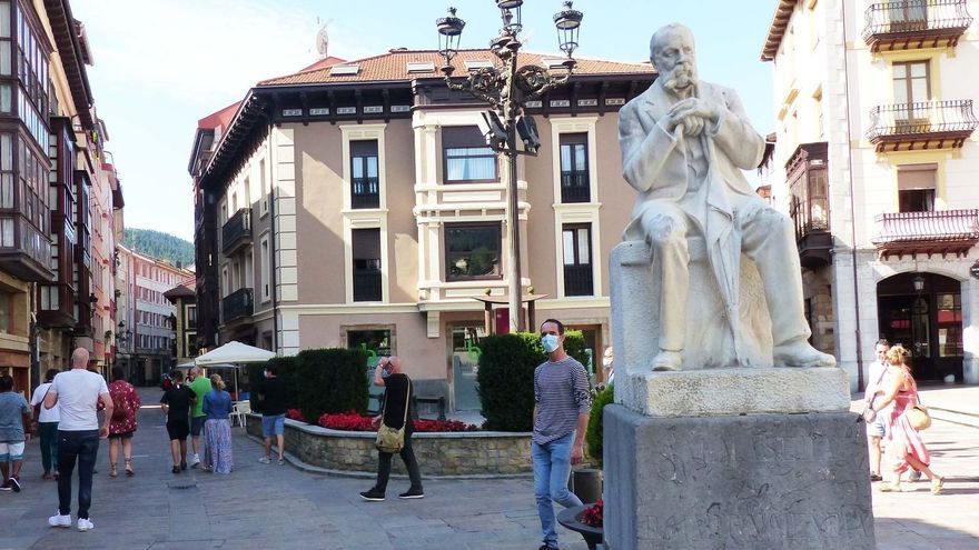 Estatua del indiano Martín Mendia.