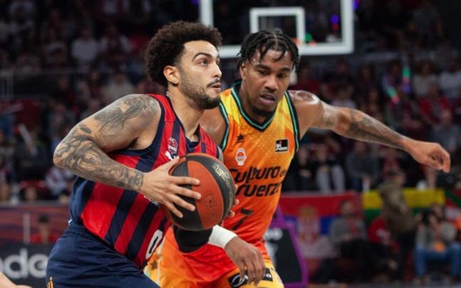Markus Howard maneja el balón ante Chris Jones durante el Baskonia-Valencia Basket Markus Howard maneja el balón ante Chris Jones durante el Baskonia-Valencia Basket