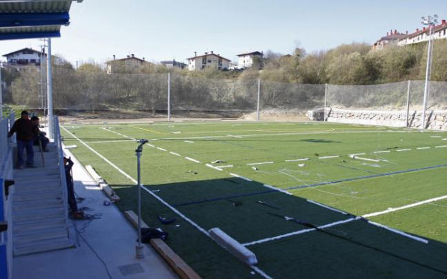 Campo de Puio, tras la colocación de la hierba artificial en 2020.