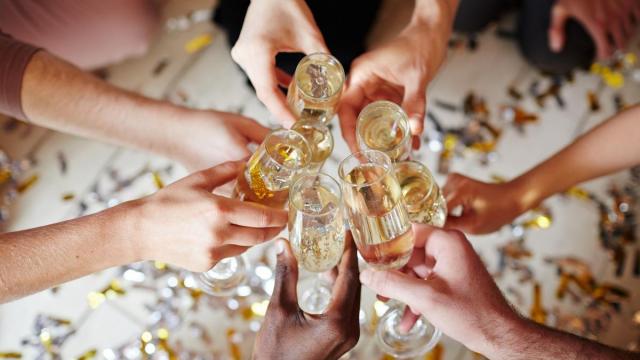 Brindis con champ&aacute;n en Nochevieja.