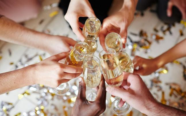 Brindis con champán en Nochevieja. Brindis con champán en Nochevieja.