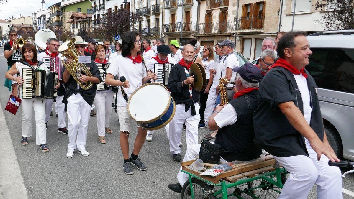 La fanfarre de Lagun Onak de kalejira por las calles de Altlsasu antes de reunirse socios y socias en una comida en El Lavadero.