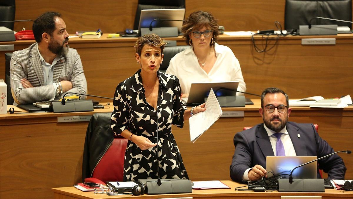 La presidenta María Chivite, en una intervención durante el pleno del jueves en el Parlamento de Navarra.