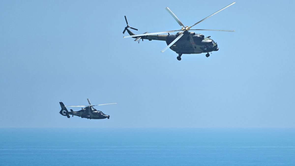 Helicópteros militares chinos sobrevuelan la isla de Pingtan, uno de los puntos del país más cercanos a Taiwán.
