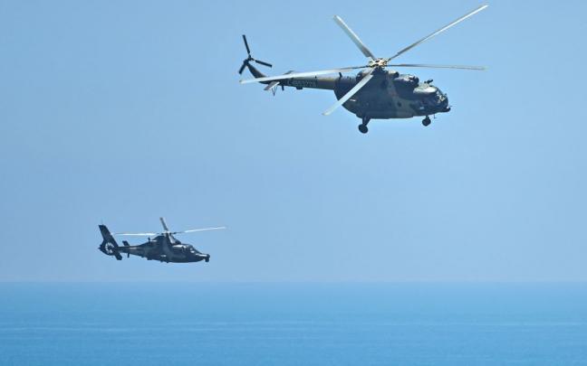 Helic&oacute;pteros militares chinos sobrevuelan la isla de Pingtan, uno de los puntos del pa&iacute;s m&aacute;s cercanos a Taiw&aacute;n.