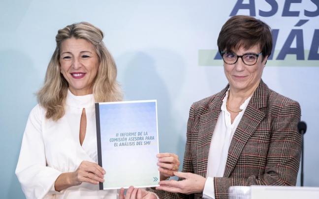 La presidenta de la Comisión Asesora para el Análisis del SMI, Inmaculada Cebrián entrega a Yolanda Díaz el segundo informe elaborado por la Comisión Asesora para el Análisis del Salario Mínimo Interprofesi La presidenta de la Comisión Asesora para el Análisis del SMI, Inmaculada Cebrián entrega a Yolanda Díaz el segundo informe elaborado por la Comisión Asesora para el Análisis del Salario Mínimo Interprofesi