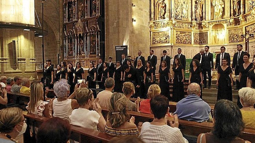 En la Iglesia San Vicente actuó Oñatiko Ganbara Abesbatza. | FOTO: IKER AZURMENDI