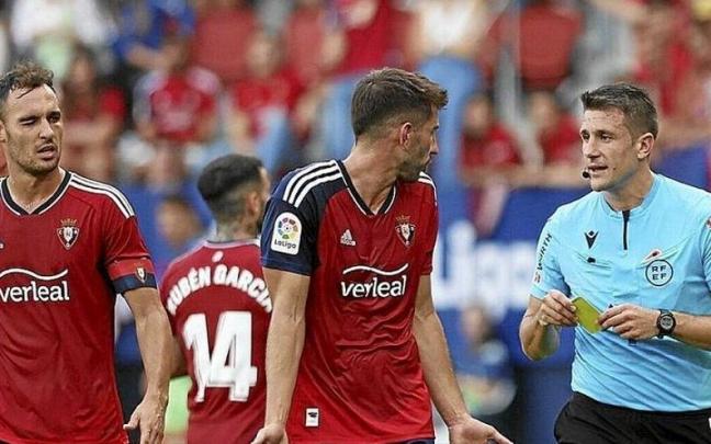 David García pide explicaciones al colegiado por la expulsión del Chimy Ávila.