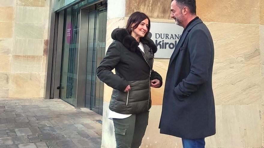 Mireia Elkoroiribe, junto a Jon Sergio en el acceso al polideportivo de Landako.