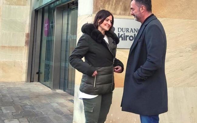 Mireia Elkoroiribe, junto a Jon Sergio en el acceso al polideportivo de Landako.