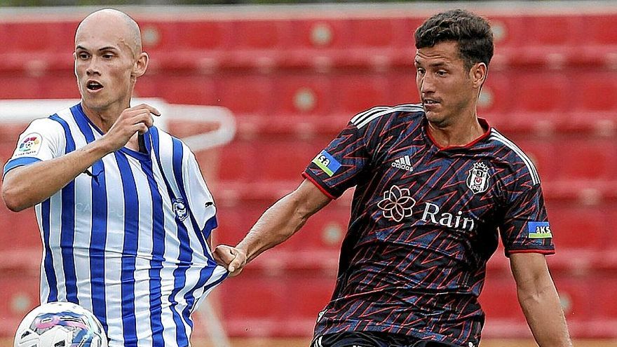 Guridi, clave en la sala de máquinas, lucha el balón con un jugador del Besiktas.