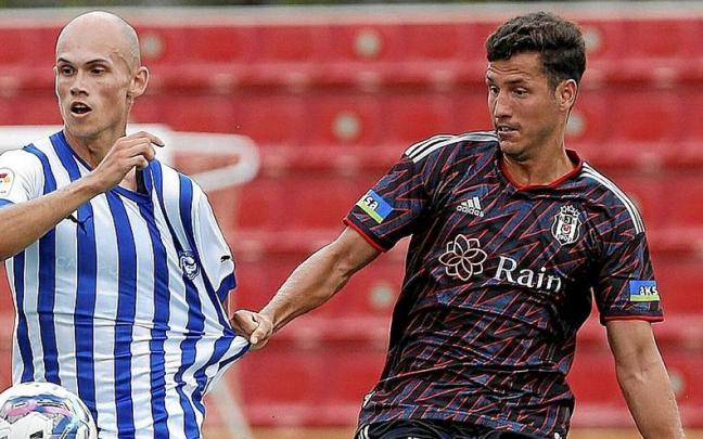 Guridi, clave en la sala de máquinas, lucha el balón con un jugador del Besiktas.