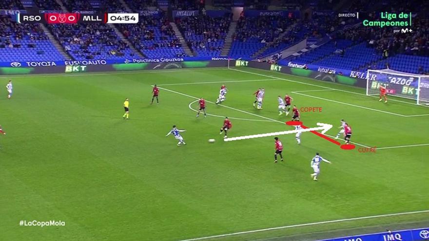 1-0. Gorosabel cede dentro a Zubimendi, quien tiene la habilidad para encontrar con la pierna zurda la internada de Navarro por ese agujero.