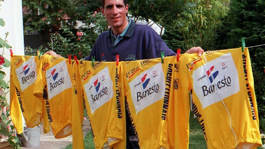 Miguel Indurain posa con cinco maillots amarillos del Tour de Francia.