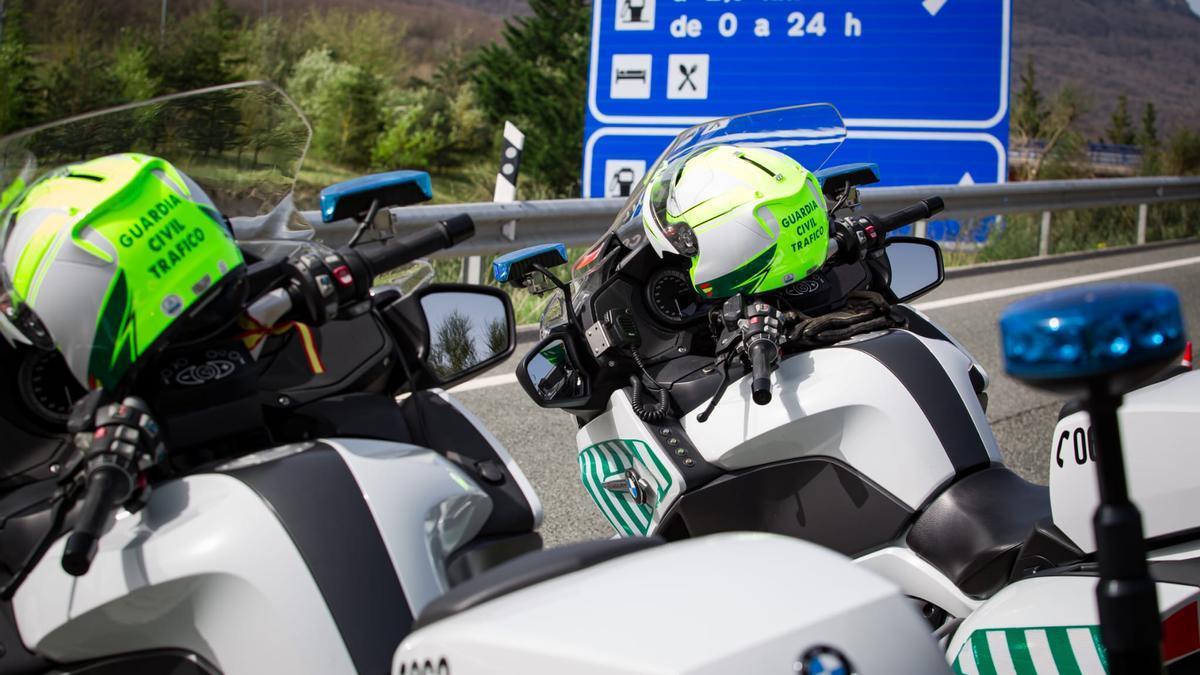 Dos motos de la Guardia Civil de Tráfico.