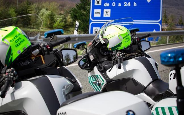 Dos motos de la Guardia Civil de Tráfico. Dos motos de la Guardia Civil de Tráfico.