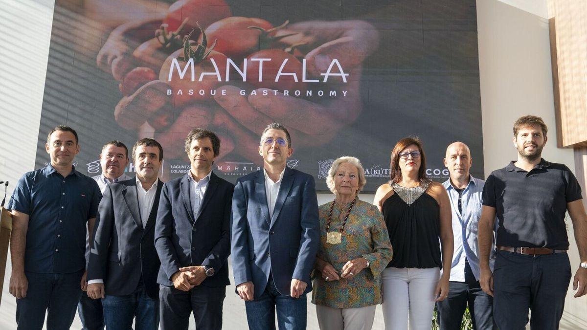 Diversos participantes en Mantala posan en la presentación de la iniciativa, hoy en Tabakalera.