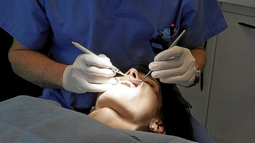 Una mujer es sometida a una revisión en una clínica dental. | FOTO: N.G.