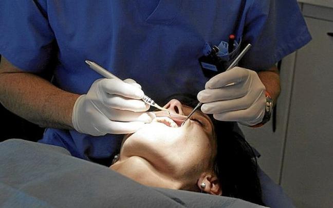 Una mujer es sometida a una revisión en una clínica dental. | FOTO: N.G. Una mujer es sometida a una revisión en una clínica dental. | FOTO: N.G.