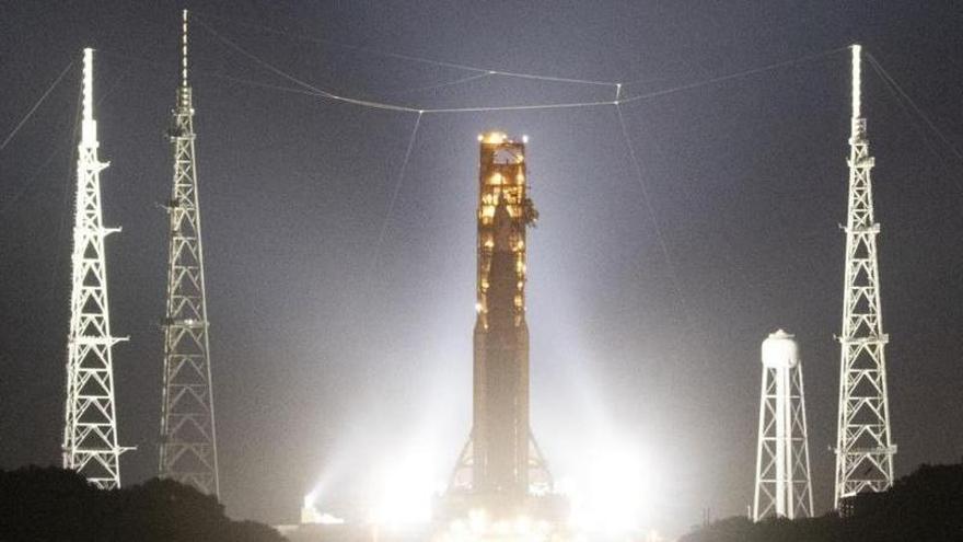 El huracán "Ian" obligó a la NASA a devolver al hangar el cohete lunar.