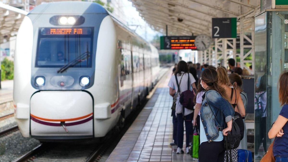 Pasajeros en la estación de Vitoria.