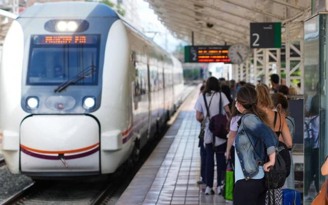 Pasajeros en la estación de Vitoria. Pasajeros en la estación de Vitoria.