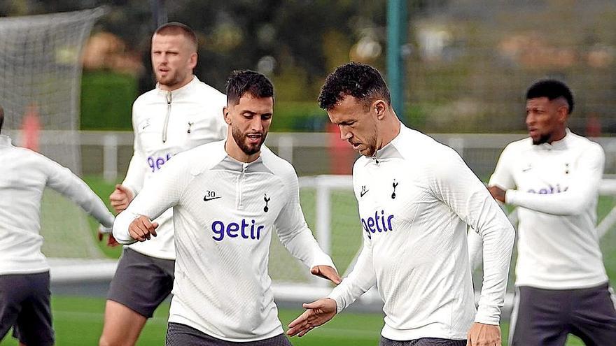 Jugadores del Tottenham, durante el entrenamiento de ayer. | FOTO: N.G.