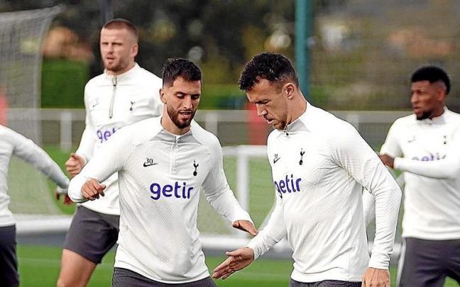 Jugadores del Tottenham, durante el entrenamiento de ayer. | FOTO: N.G. Jugadores del Tottenham, durante el entrenamiento de ayer. | FOTO: N.G.