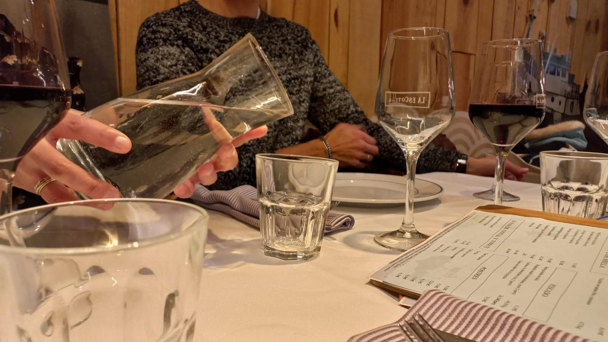 Jarra de agua puesta en la mesa en el restaurante La Escotilla de Vitoria