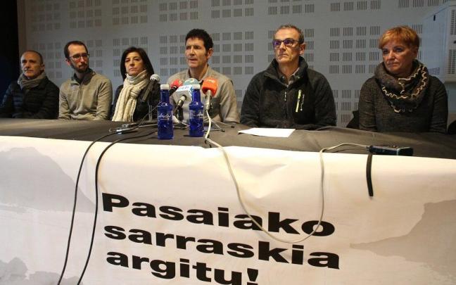 Imagen de archivo de los familiares de los cuatro militantes de los Comandos Aut&oacute;nomos muertos por la Polic&iacute;a en 1984 cuando desembarcaban en la bah&iacute;a de Pasaia