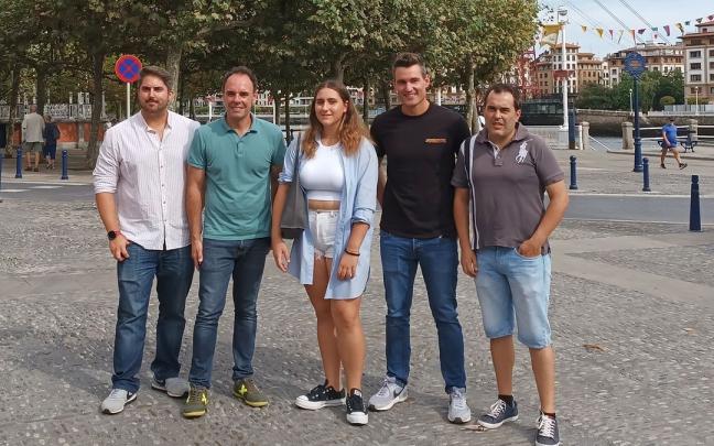 Jonathan Martín, Txema Ezkerra, Itsazain Ortolatxipi y Edu Abad, junto a la joven June Tejada.