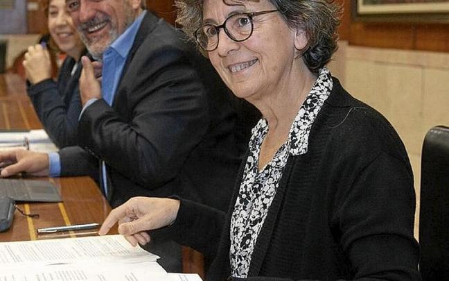 Ana Oregi en la presentaci&oacute;n presupuestaria de ayer. | FOTO: JOSU CHAVARRI