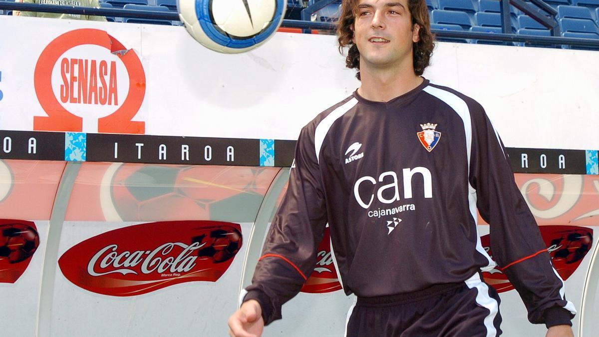 Ricardo, con una camiseta histórica de Osasuna