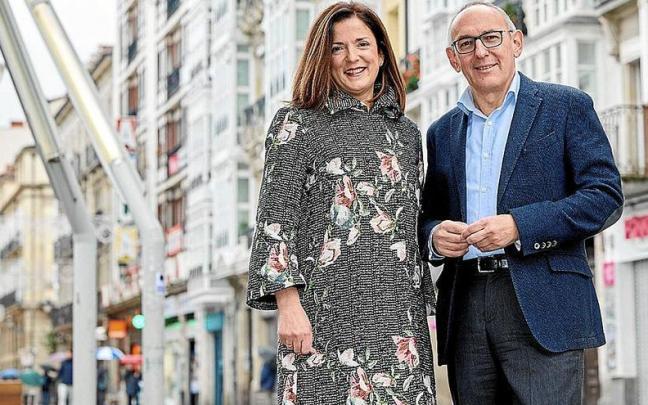 La candidata de EAJ-PNV al Ayuntamiento de Vitoria, Beatriz Artolazabal, y a diputado General de Araba, Ramiro González. | FOTO: D NA