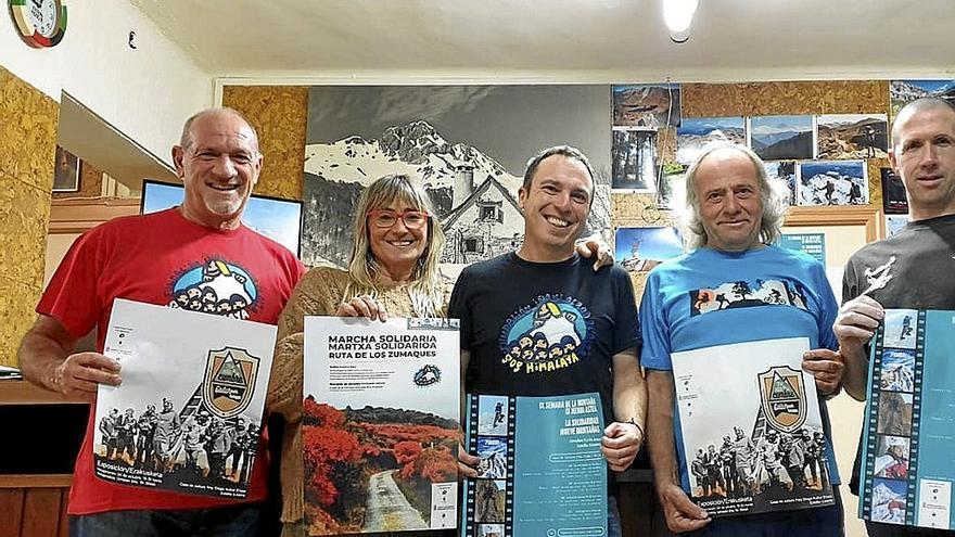 Representantes del Club Montañero, con los carteles de la semana de la montaña 2022. | FOTO: C.M.