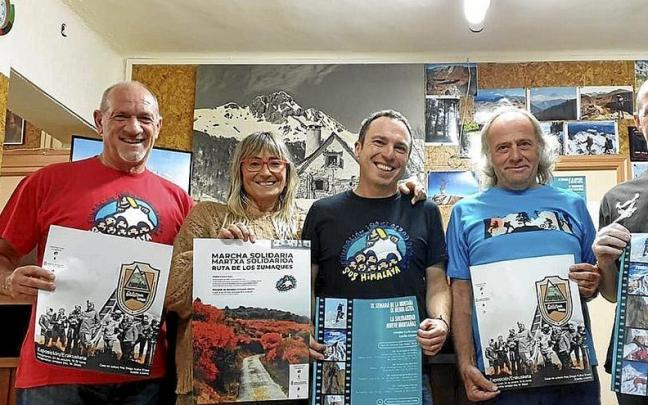 Representantes del Club Montañero, con los carteles de la semana de la montaña 2022. | FOTO: C.M. Representantes del Club Montañero, con los carteles de la semana de la montaña 2022. | FOTO: C.M.