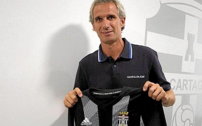 Arturo Igoroin, popularmente conocido como Sívori, posa con la camiseta del Cartagena, donde forma parte de la comisión deportiva. | FOTO: FC CARTAGENA Arturo Igoroin, popularmente conocido como Sívori, posa con la camiseta del Cartagena, donde forma parte de la comisión deportiva. | FOTO: FC CARTAGENA