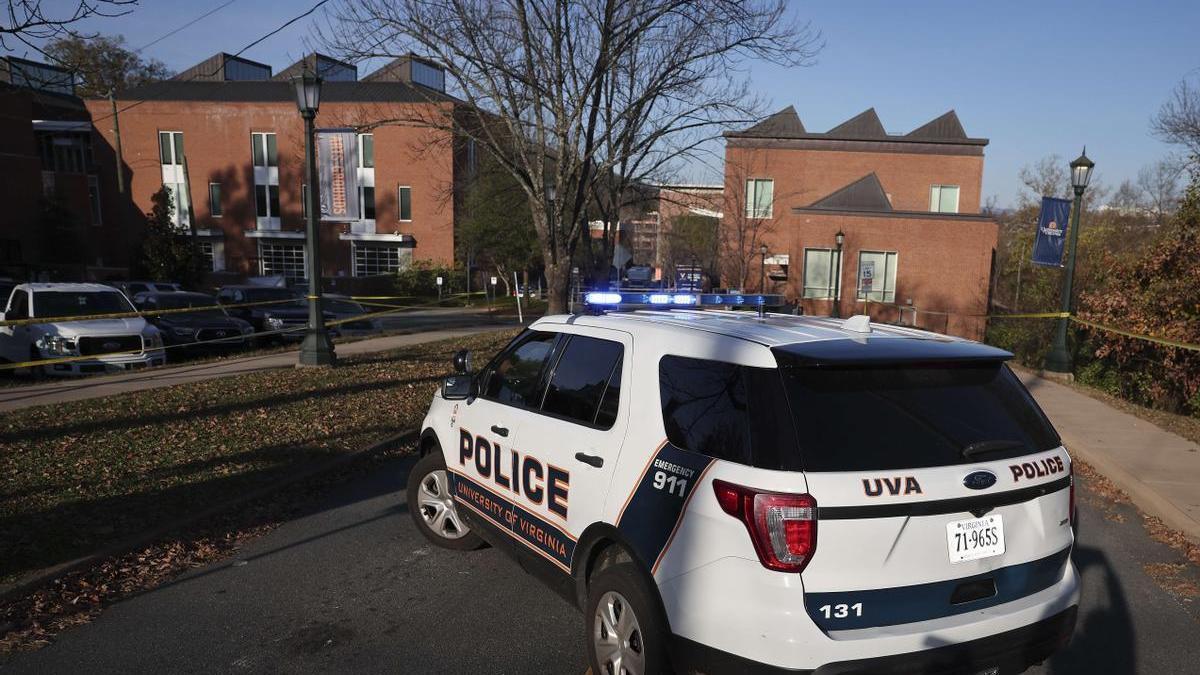 Un coche de policía en el campus de la Universidad de Virginia.