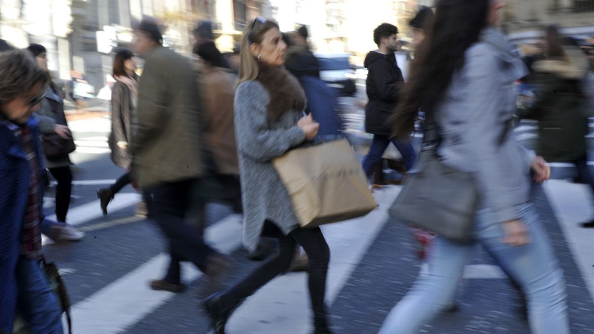Imagen de archivo de varias personas paseando por una zona comercial de Bilbao.