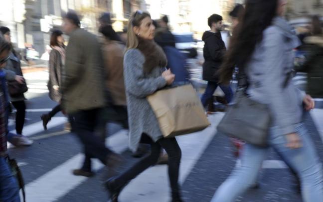 Imagen de archivo de varias personas paseando por una zona comercial de Bilbao. Imagen de archivo de varias personas paseando por una zona comercial de Bilbao.