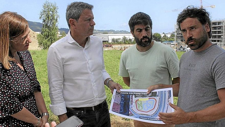 El técnico Iokin Berridi, a la derecha, explica el proyecto del ‘pump track’ a los responsables municipales.