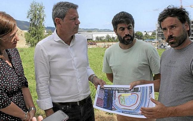 El t&eacute;cnico Iokin Berridi, a la derecha, explica el proyecto del &lsquo;pump track&rsquo; a los responsables municipales.