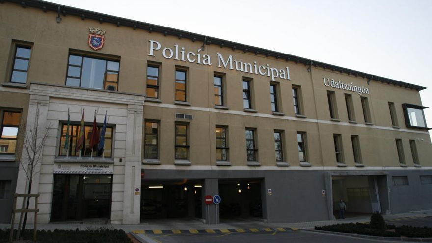 La agente que será juzgada por quedarse una cartera ya fue absuelta por revelación de secretos