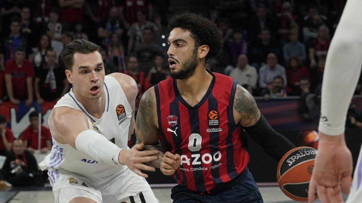 Howard, candidato a MVP, controla el balón ante Hezonja