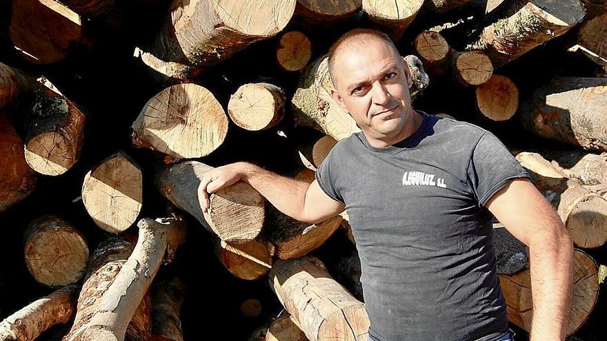 Aitor Eguiluz y Roberto Pedrosa posan en sus respectivos negocios con los almacenes llenos de la leña y los sacos de pellets ya listos para quemar y calentar las chimeneas y estufas de los hogares alaveses durante todo el invierno. | FOTOS: JOSU CH