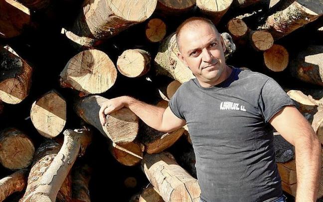 Aitor Eguiluz y Roberto Pedrosa posan en sus respectivos negocios con los almacenes llenos de la leña y los sacos de pellets ya listos para quemar y calentar las chimeneas y estufas de los hogares alaveses durante todo el invierno. | FOTOS: JOSU CH Aitor Eguiluz y Roberto Pedrosa posan en sus respectivos negocios con los almacenes llenos de la leña y los sacos de pellets ya listos para quemar y calentar las chimeneas y estufas de los hogares alaveses durante todo el invierno. | FOTOS: JOSU CH